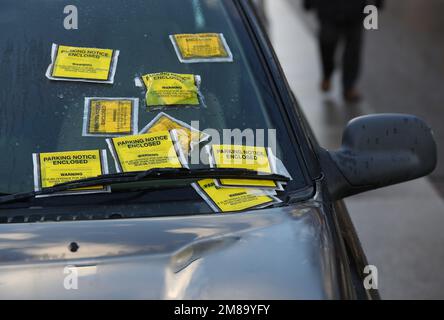 Selon une nouvelle analyse, la photo du dossier datée du 29/12/17 de l'avis de stationnement fixait les sanctions imposées au pare-brise d'un Land Rover Freelander, les conseils britanniques ayant émis en moyenne près de 20 000 amendes de stationnement par jour l'année dernière. Banque D'Images