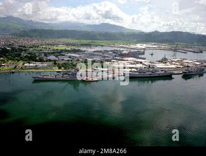 Vue aérienne du navire de guerre USS NEW JERSEY (BB-62), à gauche, et du porte-avions léger britannique HMS ARK ROYAL (R-07) relié à l'embarcadère d'Alava. Base: Station navale, Subic Bay État: Luzon pays: Philippines(PHL) Banque D'Images