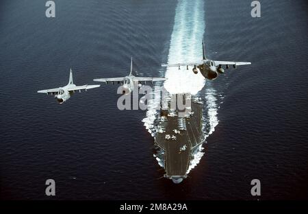 Vue aérienne d'un vol de trois Avions Corsair A-7E à partir de l'escadron d'attaque 72 (va-72) lorsqu'ils passent au-dessus de l'USS DWIGHT D. EISENHOWER (CVN-69). Pays: Mer méditerranée (MED) Banque D'Images