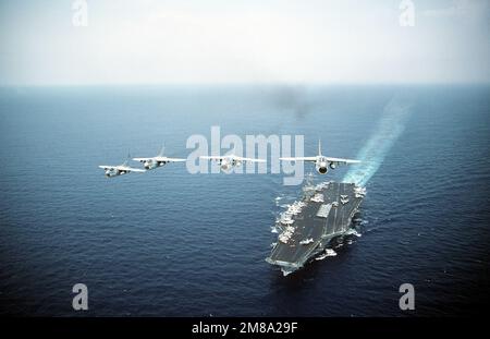 Vue aérienne d'un vol de quatre Avions Corsair A-7E à partir de l'escadron d'attaque 46 (va-46) lorsqu'ils passent au-dessus de l'USS DWIGHT D. EISENHOWER (CVN-69). Pays: Mer méditerranée (MED) Banque D'Images