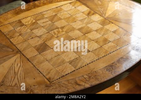 Table en bois vintage vide avec incrustation en bois de planche d'échecs brillante. Gros plan avec mise au point douce sélective Banque D'Images