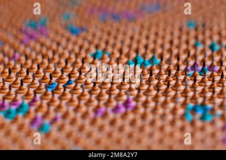 Applicateur arrière avec pointes en acier dans un tapis en caoutchouc. Gros plan avec mise au point douce sélective Banque D'Images