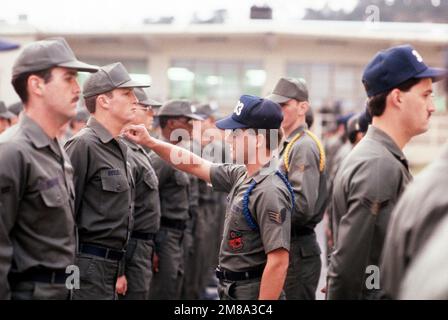 Les étudiants en langues du Centre des langues étrangères de l'Institut des langues de la Défense sont soumis à une inspection. Le centre offre une formation linguistique au personnel militaire de chaque branche du service et les prépare à des affectations linguistiques opérationnelles partout dans le monde. Base : Monterey État : Californie (CA) pays : États-Unis d'Amérique (USA) Banque D'Images