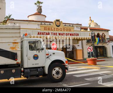 Santa Barbara, Californie, États-Unis 12th janv. 2023. Le camion de la ville de Santa Barbara devant le théâtre historique d'Arlington, où la marque lit « AVATAR THE WAY OF WATER » : synchronisiste avec les employés de la ville pour nettoyer l'eau boueuse après une tempête dramatique dans les rues inondées le week-end dernier. (Credit image: © Amy Katz/ZUMA Press Wire) USAGE ÉDITORIAL SEULEMENT! Non destiné À un usage commercial ! Banque D'Images