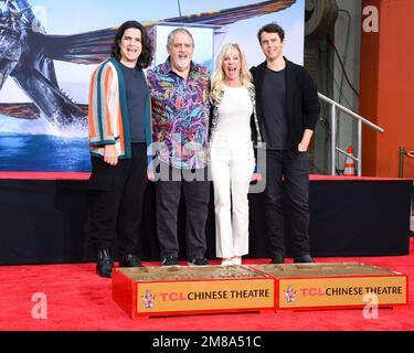 12 janvier 2023, Hollywood : (G-D) Jodie Landau, Jon Landau, Julie Landau et Jamie Landau assistent à la cérémonie de mise en place de la main et de l'empreinte de James Cameron et Jon Landau. (Credit image: © Billy Bennight/ZUMA Press Wire) USAGE ÉDITORIAL SEULEMENT! Non destiné À un usage commercial ! Banque D'Images