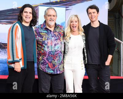 12 janvier 2023, Hollywood : (G-D) Jodie Landau, Jon Landau, Julie Landau et Jamie Landau assistent à la cérémonie de mise en place de la main et de l'empreinte de James Cameron et Jon Landau. (Credit image: © Billy Bennight/ZUMA Press Wire) USAGE ÉDITORIAL SEULEMENT! Non destiné À un usage commercial ! Banque D'Images