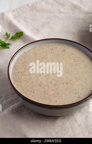 Soupe de crème de champignons maison dans un bol, vue latérale. Banque D'Images