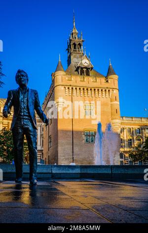 Statue de Claude Nougaro devant le donjon du Capitole dans la ville de Toulouse, dans le sud de la France (haute Garonne) Banque D'Images