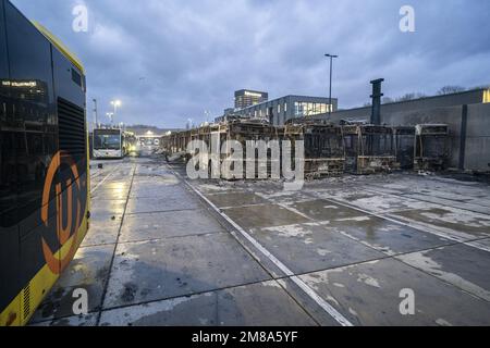 UTRECHT - de nombreux bus ont été endommagés lors d'un incendie dans le hangar de bus de Westraven à Utrecht. L'incendie a des conséquences majeures sur le transport en bus autour d'Utrecht. ANP JEROEN JUMELET pays-bas sortie - belgique sortie Banque D'Images