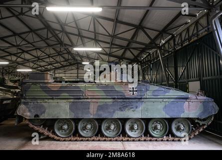 Marienberg, Allemagne. 12th janvier 2023. Des véhicules de combat d'infanterie Marder se trouvent dans un garage lors de la visite du ministre fédéral de la Défense au bataillon d'infanterie armoré de 371 dans la caserne d'Erzgebirge. En plus de la présentation de la performance des soldats d'infanterie blindés avec leurs véhicules de combat d'infanterie Marder, le ministre veut avant tout s'entretenir avec les soldats déployés pour la Force de réaction rapide de l'OTAN (FJT). Crédit : Robert Michael/dpa/Alay Live News Banque D'Images
