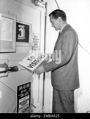 GEORGE SANDERS en 1944 en dehors d'une scène sonore MGM Studios au moment où il filmait LA PHOTO DE GRIS DORIAN (sorti en 1945) publicité pour Metro Goldwyn Mayer Banque D'Images