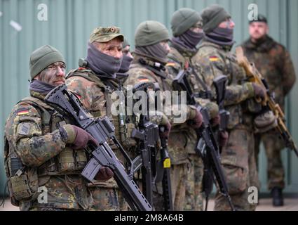 Marienberg, Allemagne. 12th janvier 2023. Des soldats d'infanterie blindés se tiennent dans la cour de la caserne d'Erzgebirge lors de la visite du ministre allemand de la Défense au bataillon d'infanterie de chars 371. Outre la présentation de la performance des soldats d'infanterie blindés avec leurs véhicules de combat d'infanterie Marder, le ministre a pour principal objectif de tenir des pourparlers avec les soldats déployés pour la Force de réaction rapide de l'OTAN (FJT). Crédit : Robert Michael/dpa/Alay Live News Banque D'Images