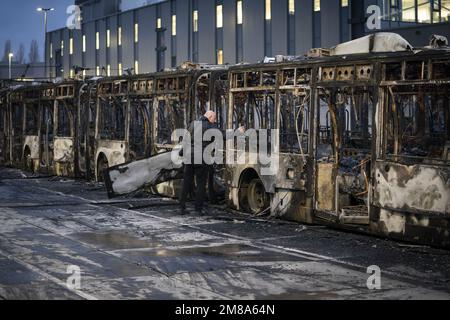 UTRECHT - de nombreux bus ont été endommagés lors d'un incendie dans le hangar de bus de Westraven à Utrecht. L'incendie a des conséquences majeures sur le transport en bus autour d'Utrecht. ANP JEROEN JUMELET pays-bas sortie - belgique sortie Banque D'Images