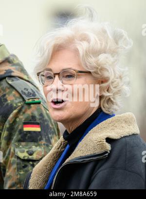 Marienberg, Allemagne. 12th janvier 2023. Christine Lambrecht (SPD), ministre fédérale de la Défense, se tient lors d'une visite au bataillon Tank Grenadier 371 dans la caserne des monts Ore. En plus de la présentation de la performance des soldats d'infanterie blindés avec leurs véhicules de combat d'infanterie Marder, le ministre veut avant tout s'entretenir avec les soldats déployés pour la Force de réaction rapide de l'OTAN (FJT). Crédit : Robert Michael/dpa/Alay Live News Banque D'Images