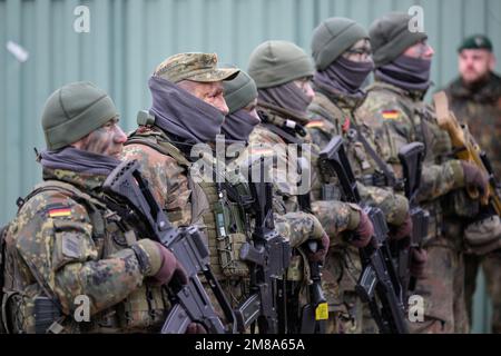 Marienberg, Allemagne. 12th janvier 2023. Des soldats d'infanterie blindés se tiennent dans la cour de la caserne d'Erzgebirge lors de la visite du ministre allemand de la Défense au bataillon d'infanterie de chars 371. Outre la présentation de la performance des soldats d'infanterie blindés avec leurs véhicules de combat d'infanterie Marder, le ministre a pour principal objectif de tenir des pourparlers avec les soldats déployés pour la Force de réaction rapide de l'OTAN (FJT). Crédit : Robert Michael/dpa/Alay Live News Banque D'Images