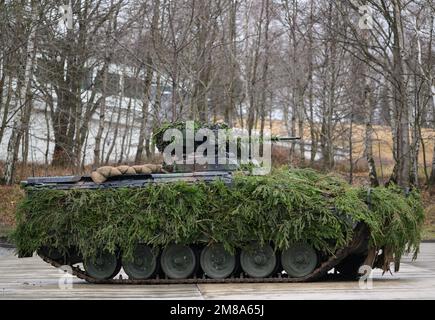 Marienberg, Allemagne. 12th janvier 2023. Un véhicule de combat d'infanterie Marder est exposé lors de la visite du ministre allemand de la Défense au bataillon d'infanterie blindé de 371 à la caserne d'Erzgebirge. Outre la présentation de la performance des soldats d'infanterie blindés avec leurs véhicules de combat d'infanterie Marder, le ministre a pour principal objectif de tenir des pourparlers avec les soldats déployés pour la Force de réaction rapide de l'OTAN (FJT). Crédit : Robert Michael/dpa/Alay Live News Banque D'Images