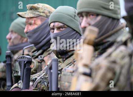 Marienberg, Allemagne. 12th janvier 2023. Des soldats d'infanterie blindés se tiennent dans la cour de la caserne d'Erzgebirge lors de la visite du ministre allemand de la Défense au bataillon d'infanterie de chars 371. Outre la présentation de la performance des soldats d'infanterie blindés avec leurs véhicules de combat d'infanterie Marder, le ministre a pour principal objectif de tenir des pourparlers avec les soldats déployés pour la Force de réaction rapide de l'OTAN (FJT). Crédit : Robert Michael/dpa/Alay Live News Banque D'Images