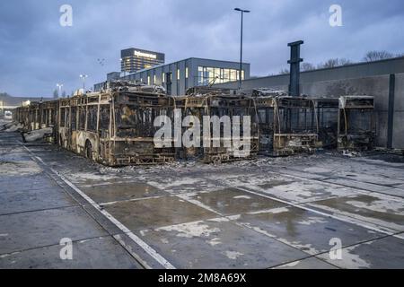 UTRECHT - de nombreux bus ont été endommagés lors d'un incendie dans le hangar de bus de Westraven à Utrecht. L'incendie a des conséquences majeures sur le transport en bus autour d'Utrecht. ANP JEROEN JUMELET pays-bas sortie - belgique sortie Banque D'Images