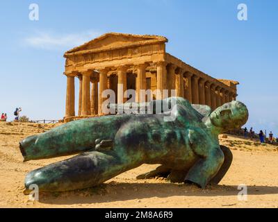 Temple de Concordia - Vallée des temples site archéologique et la sculpture de l'Icarus écrasé par l'artiste Igor Mitorgi-Agrigento, Sicile, Italie Banque D'Images