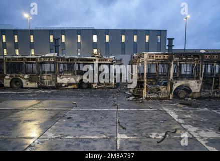 UTRECHT - de nombreux bus ont été endommagés lors d'un incendie dans le hangar de bus de Westraven à Utrecht. L'incendie a des conséquences majeures sur le transport en bus autour d'Utrecht. ANP JEROEN JUMELET pays-bas sortie - belgique sortie Banque D'Images