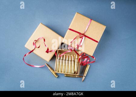 Cartouches de fusil dans une boîte cadeau. 223 cartouches ammo de calibre et trois boîtes en carton cadeau. Vue de dessus Banque D'Images