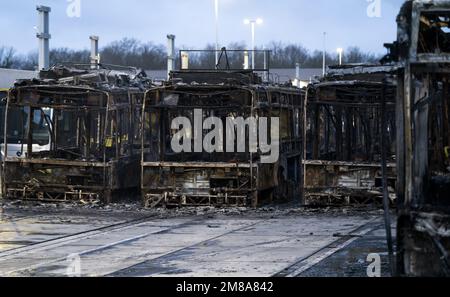 UTRECHT - de nombreux bus ont été endommagés lors d'un incendie dans le hangar de bus de Westraven à Utrecht. L'incendie a des conséquences majeures sur le transport en bus autour d'Utrecht. ANP JEROEN JUMELET pays-bas sortie - belgique sortie Banque D'Images