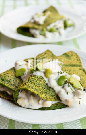 Crêpes au vert fèves crémeux. Banque D'Images