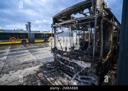 UTRECHT - de nombreux bus ont été endommagés lors d'un incendie dans le hangar de bus de Westraven à Utrecht. L'incendie a des conséquences majeures sur le transport en bus autour d'Utrecht. ANP JEROEN JUMELET pays-bas sortie - belgique sortie Banque D'Images