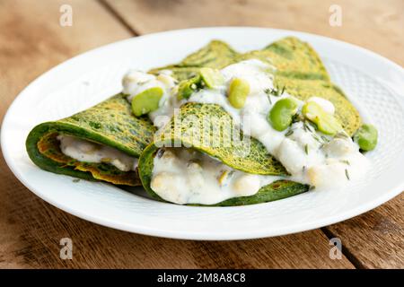 Crêpes au vert fèves crémeux. Banque D'Images