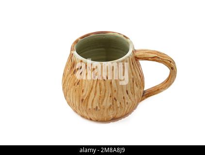 Coupe en argile isolée sur fond blanc. Mug en faïence fait main Banque D'Images