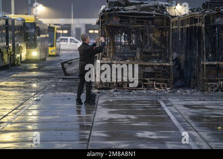 UTRECHT - de nombreux bus ont été endommagés lors d'un incendie dans le hangar de bus de Westraven à Utrecht. L'incendie a des conséquences majeures sur le transport en bus autour d'Utrecht. ANP JEROEN JUMELET pays-bas sortie - belgique sortie Banque D'Images
