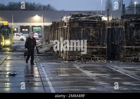 UTRECHT - de nombreux bus ont été endommagés lors d'un incendie dans le hangar de bus de Westraven à Utrecht. L'incendie a des conséquences majeures sur le transport en bus autour d'Utrecht. ANP JEROEN JUMELET pays-bas sortie - belgique sortie Banque D'Images