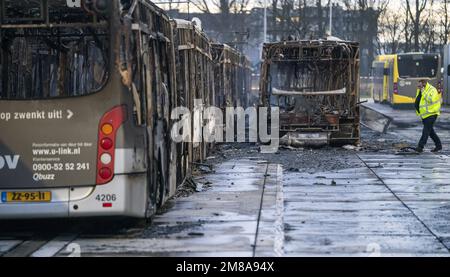 UTRECHT - de nombreux bus ont été endommagés lors d'un incendie dans le hangar de bus de Westraven à Utrecht. L'incendie a des conséquences majeures sur le transport en bus autour d'Utrecht. ANP JEROEN JUMELET pays-bas sortie - belgique sortie Banque D'Images