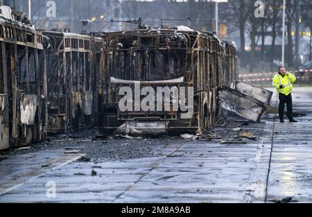 UTRECHT - de nombreux bus ont été endommagés lors d'un incendie dans le hangar de bus de Westraven à Utrecht. L'incendie a des conséquences majeures sur le transport en bus autour d'Utrecht. ANP JEROEN JUMELET pays-bas sortie - belgique sortie Banque D'Images