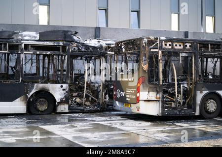 UTRECHT - de nombreux bus ont été endommagés lors d'un incendie dans le hangar de bus de Westraven à Utrecht. L'incendie a des conséquences majeures sur le transport en bus autour d'Utrecht. ANP JEROEN JUMELET pays-bas sortie - belgique sortie Banque D'Images