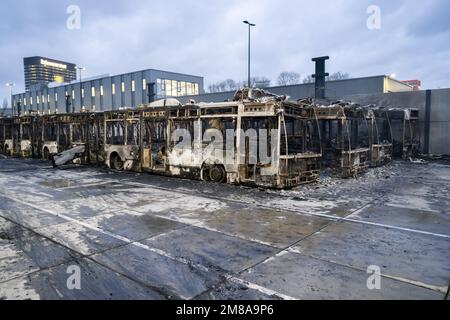 UTRECHT - de nombreux bus ont été endommagés lors d'un incendie dans le hangar de bus de Westraven à Utrecht. L'incendie a des conséquences majeures sur le transport en bus autour d'Utrecht. ANP JEROEN JUMELET pays-bas sortie - belgique sortie Banque D'Images