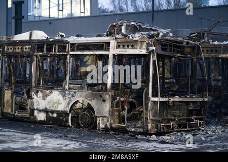UTRECHT - de nombreux bus ont été endommagés lors d'un incendie dans le hangar de bus de Westraven à Utrecht. L'incendie a des conséquences majeures sur le transport en bus autour d'Utrecht. ANP JEROEN JUMELET pays-bas sortie - belgique sortie Banque D'Images