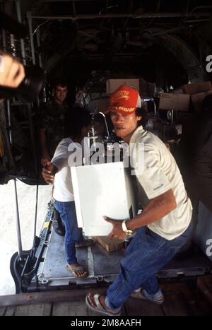 Les fournitures médicales sont déchargées d'un avion C-130 Hercules à l'aéroport de Mactan. Des missions de formation et d'aide humanitaire combinées de la Garde nationale aérienne de Virginie-Occidentale 167th le Groupe de transport aérien tactique livre plus de 49 000 livres de médicaments, d'équipement et de lits d'hôpital; les médecins philippins vivant à West Virgina ont dirigé les efforts du Centre médical de la région de Charleston pour faire don de matériel. Base: Cebu pays: Philippines (PHL) Banque D'Images