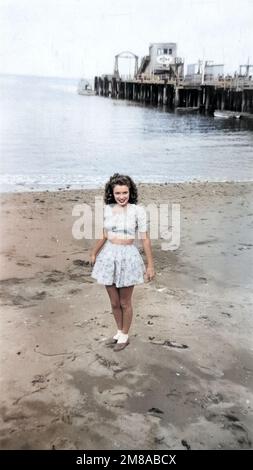 Marilyn Monroe photo personnelle - Norma Jeane à la plage sur l'île de Catalina (1940) photo colorisée Banque D'Images