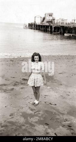 Marilyn Monroe photo personnelle - Norma Jeane à la plage sur l'île de Catalina. (1940) Banque D'Images