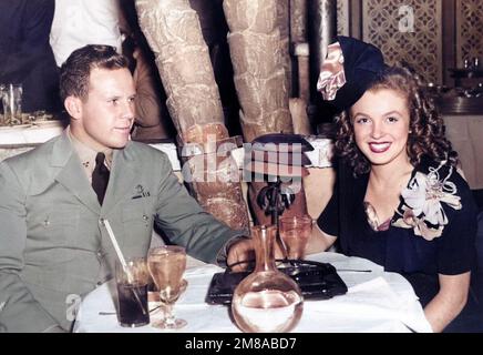 Photographie de Marilyn Monroe - Norma Jeane et Jim Dougherty (premier mari) au Cocoanut Grove - colorisée - auteur inconnu Banque D'Images