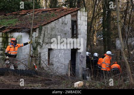 Erkelenz, Allemagne. 13th janvier 2023. Des policiers se tiennent devant l'entrée d'un bâtiment le troisième jour de l'expulsion du village lignite de Lützerath, qui était occupé par des militants du climat. Ici, on dit que les activistes se sont barricadés dans un tunnel. La société d'énergie RWE veut fouiller le charbon situé sous Lützerath - à cette fin, le hameau sur le territoire de la ville d'Erkelenz à la mine de lignite opencast Garzweiler II doit être démoli. Credit: Rolf Vennenbernd/dpa/Alay Live News Banque D'Images