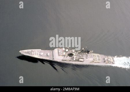 Vue aérienne du croiseur de missiles guidé USS VINCENNES (CG-49) à l'approche de son port d'attache de San Diego. Pays : Océan Pacifique (POC) Banque D'Images