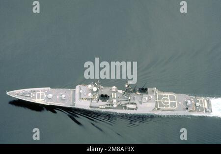 Vue aérienne du croiseur de missiles guidé USS VINCENNES (CG-49) à l'approche de son port d'attache de San Diego. Pays : Océan Pacifique (POC) Banque D'Images