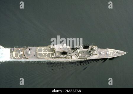 Vue aérienne du croiseur de missiles guidé USS VINCENNES (CG-49) à l'approche de son port d'attache de San Diego. Pays : Océan Pacifique (POC) Banque D'Images