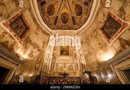 Regarder un tableau de la Vierge Marie avec le bébé Jésus dans un autel latéral à l'église baroque catholique, la basilique notre-Dame du Mont Carmel. Banque D'Images
