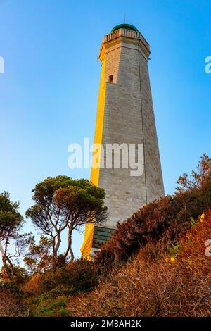 Saint Jean Cap Ferrat, France - 3 août 2022: Phare du Phare sur la rive rocheuse sud du cap Ferrat sur la Côte d'Azur de la mer Méditerranée Banque D'Images