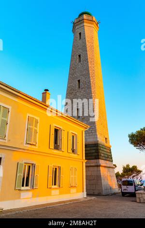 Saint Jean Cap Ferrat, France - 3 août 2022: Phare du Phare sur la rive rocheuse sud du cap Ferrat sur la Côte d'Azur de la mer Méditerranée Banque D'Images