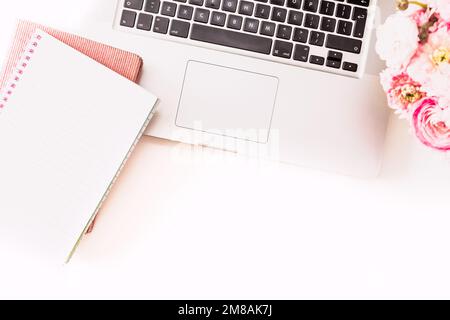 Bureau féminin avec papeterie or et rose comprenant un clavier et une souris Banque D'Images