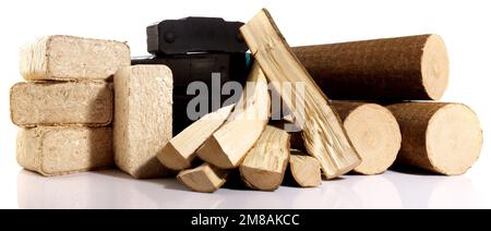 Briquettes de bois de chauffage, de charbon et de sciure - billes de feu de bois comprimées isolées sur fond blanc Banque D'Images